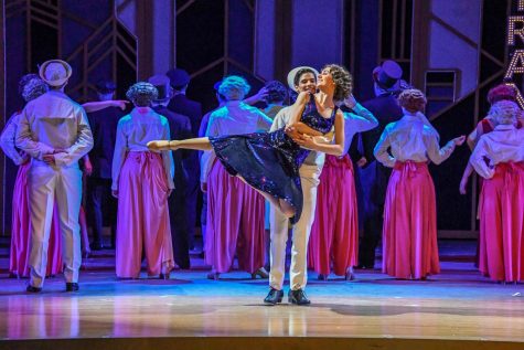 CAST OF 42ND STREET WOWS AUDIENCE