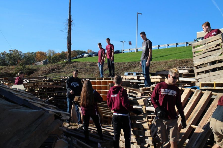 WHAT’S GONNA WORK, TEAMWORK!
Dedicated Slaters formulate a sturdy base out of wood pallets.