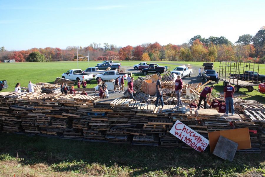 WOW. THIS IS THE BEST LOOKING ONE YET!
The senior class works to construct the biggest fire yet!