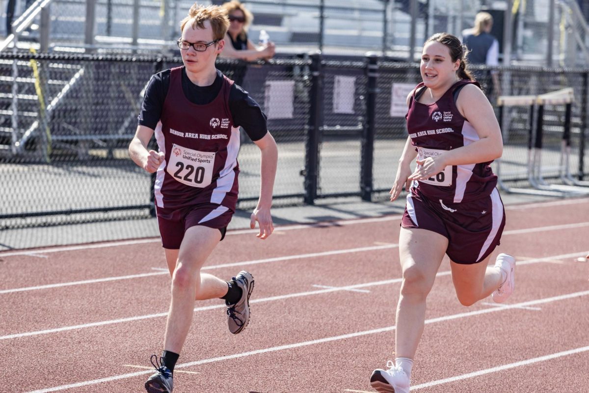 UNIFIED SPIRIT
Senior Devin Howell and Junior Hilary Goff race down the track.